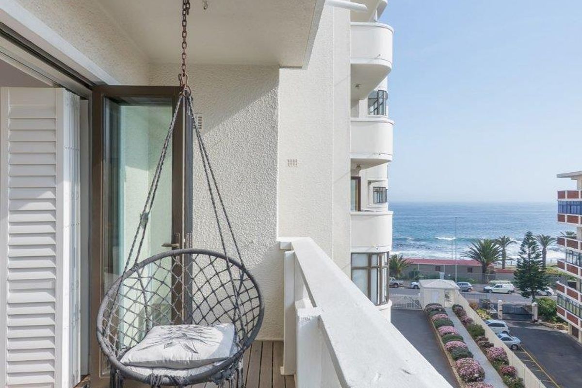 Beachfront Perfection at Kingsgate - Airbnb friendly with basement parking - Photo 3