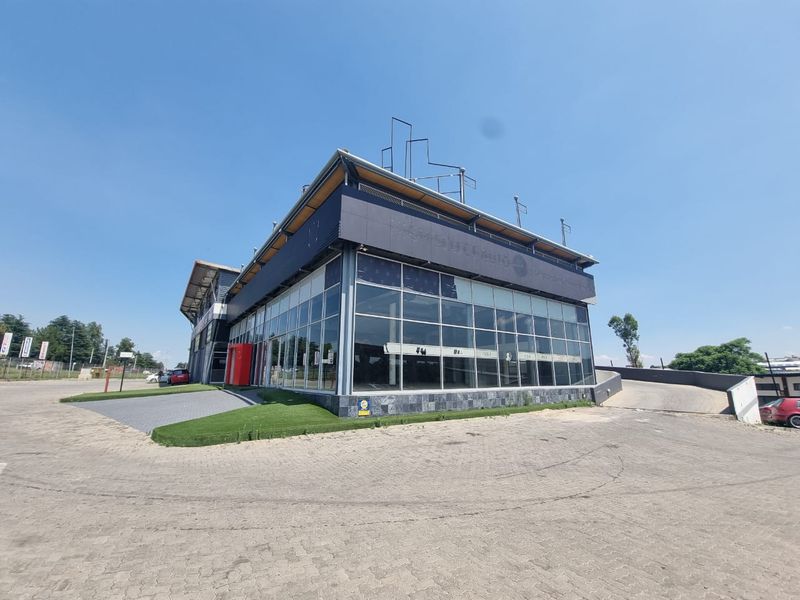 Prime Real Estate: Retail & Workshop Spaces Await - Photo 2