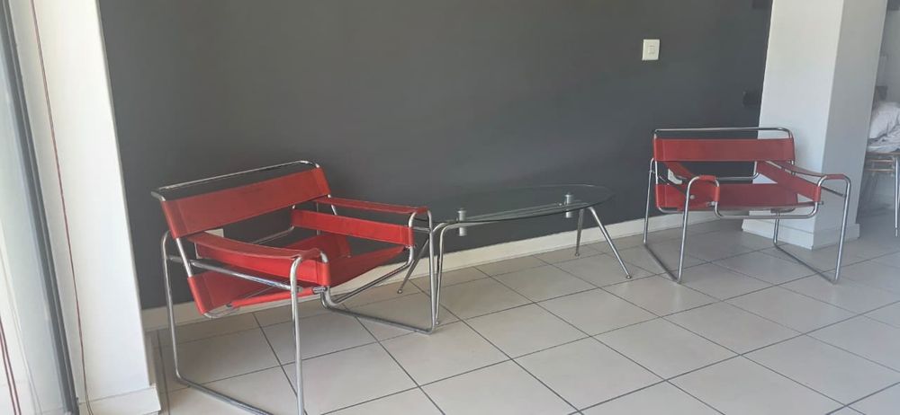 Living room, chairs and table can stay