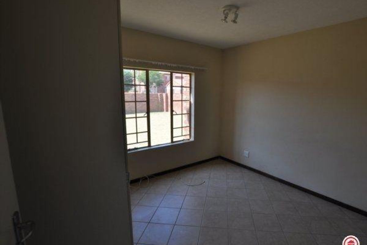 2 bedrooms Apartment in MOOIKLOOF RIDGE - Photo 2