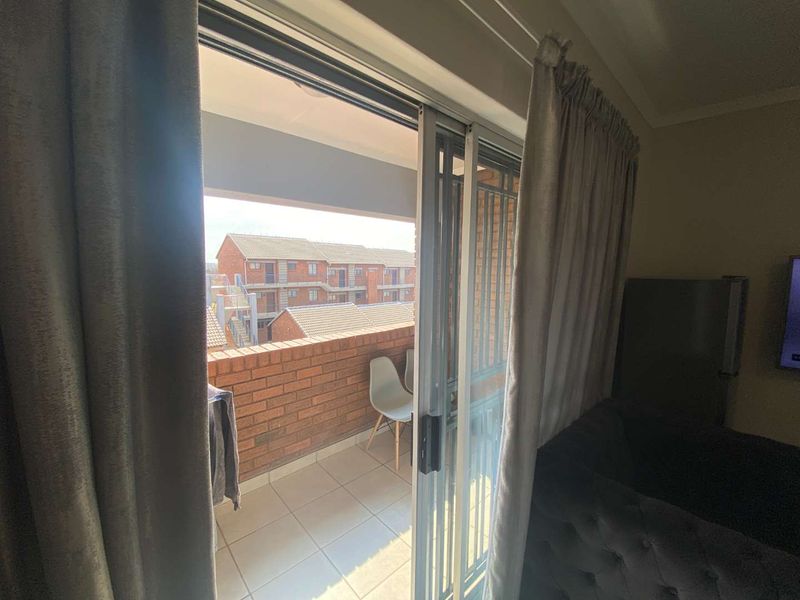 Charming 2-Bedroom Apartment in a Secure Complex - Photo 10