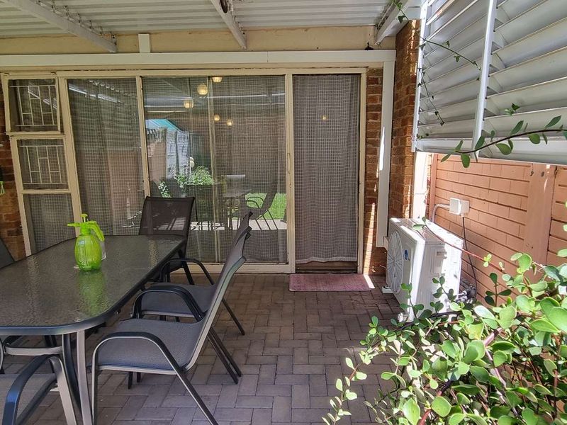 EXQUISITE RENOVATED UNIT! - Photo 5