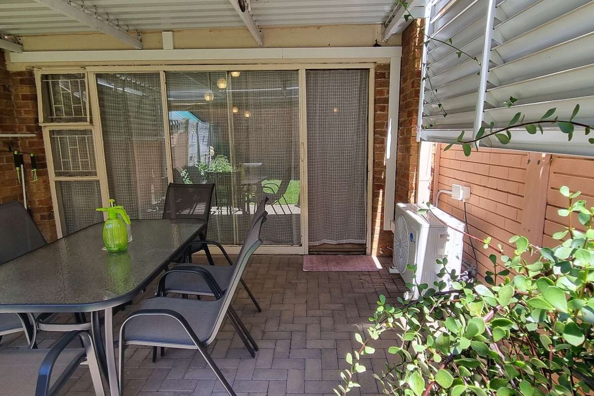 EXQUISITE RENOVATED UNIT! - Photo 5