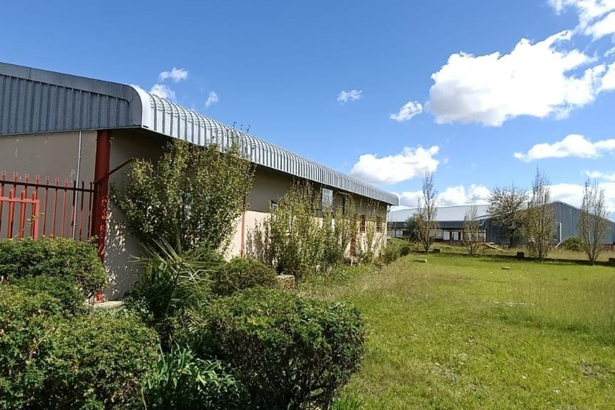 LARGE PROPARTY IDEAL FOR A ETREPRENEUR. NEXT TO FACTORY. - Photo 5