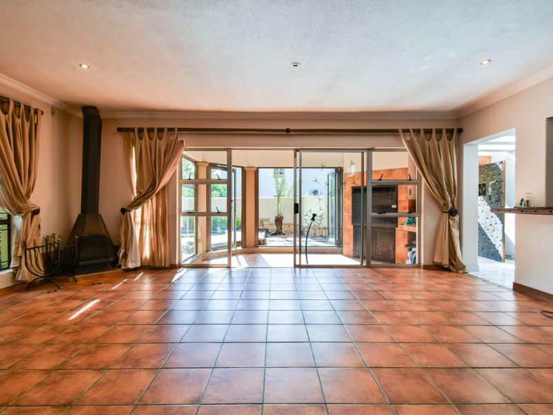 Spacious Family Home in Secure Estate | 4 Bed | 2 Bath | Double Garage - Photo 4