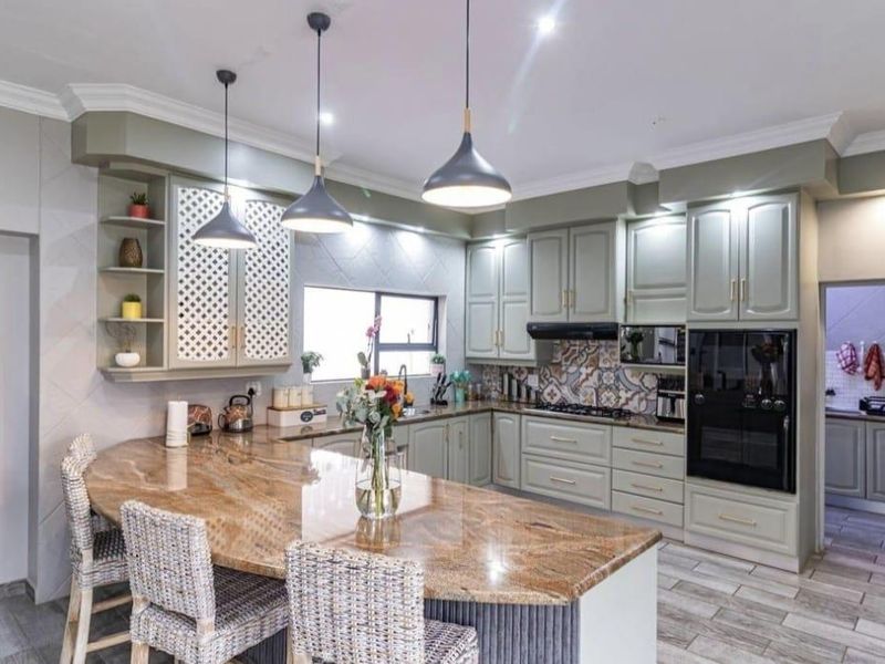 Stunning Fully Furnished Rental In Secure Midstream. - Photo 3
