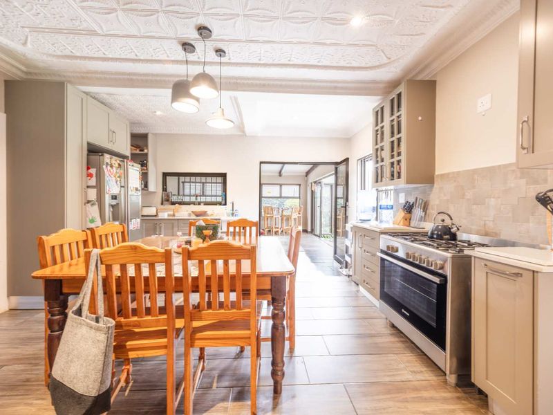Beautifully Renovated Family Home in Waterkloof — R4,400,000 - Photo 7