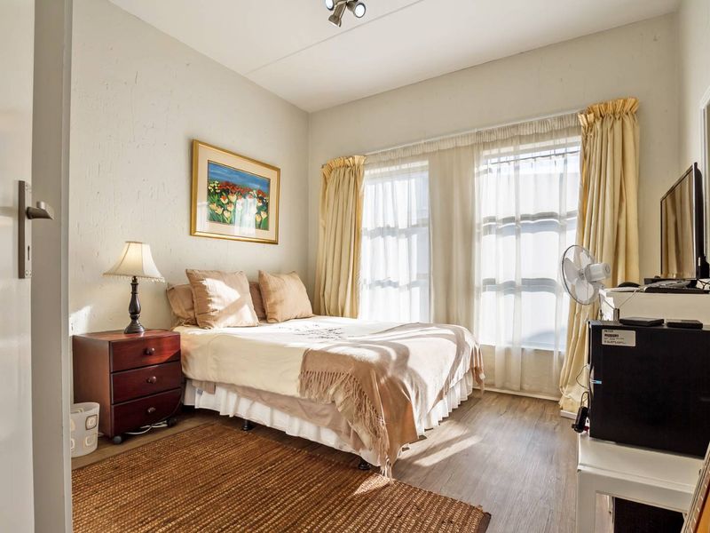 TOP FLOOR APARTMENT IN THE BOUNDARY LONEHILL AREAS - Photo 6