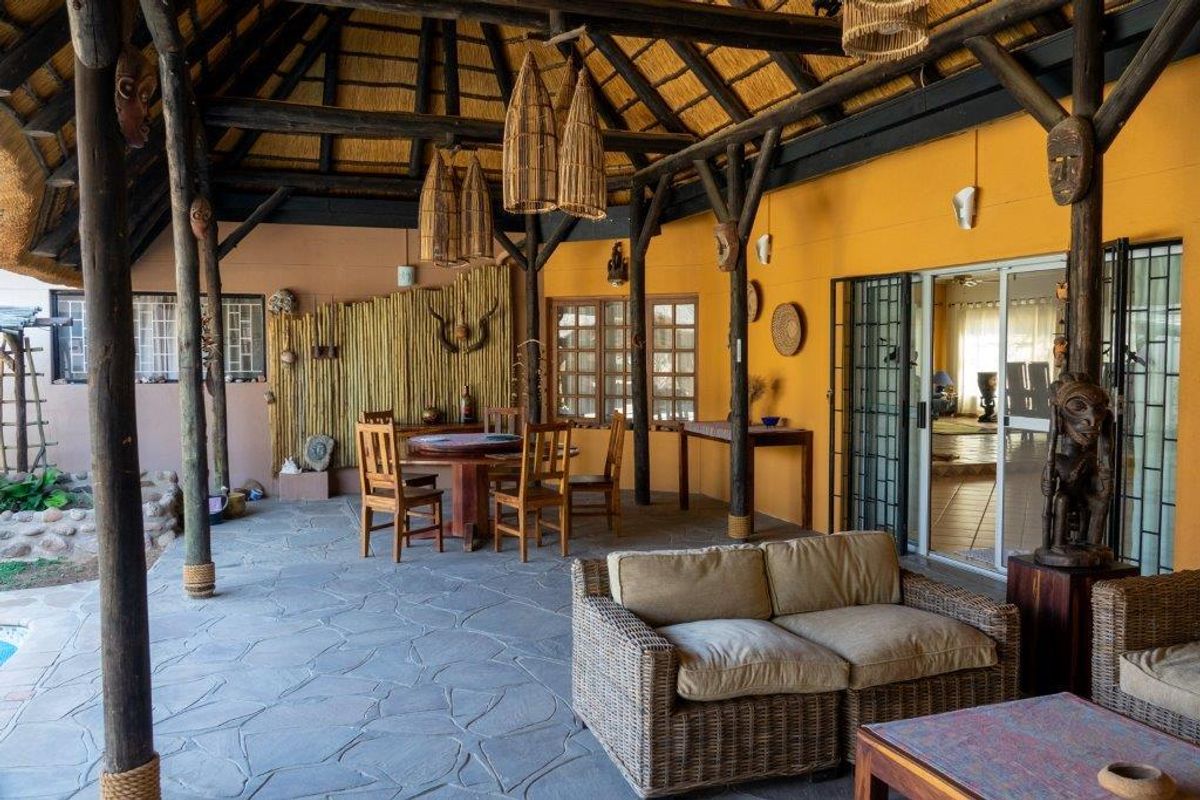 Neat family house in Omaruru - Photo 2