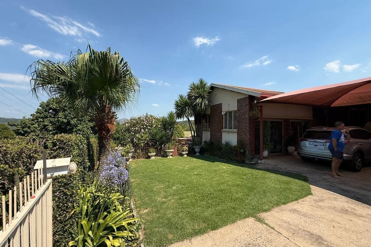 Comfortable Family Home with Flatlet Potential and Established Garden in Estcourt. - Photo 4