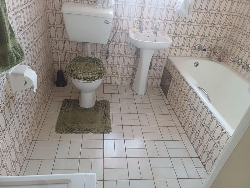 Charming Duplex Townhouse with Private Garden & Double Garage! - Photo 10