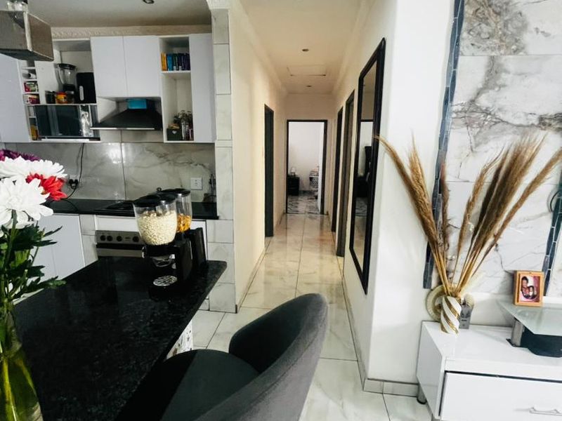 For sale: Hochland park 4 bed 3 bath house N$2.5mil excl costs. - Photo 5