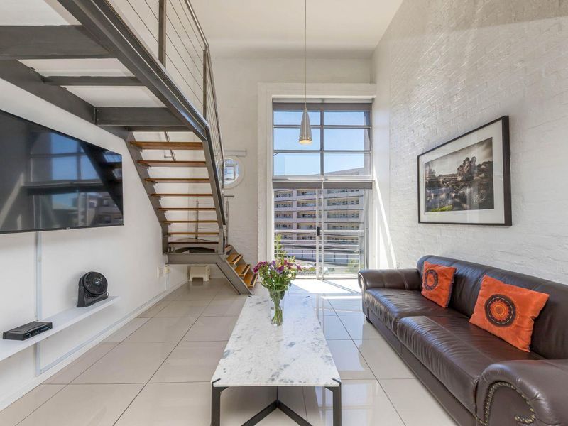 Sunny, Airbnb-Friendly Double-Volume Loft with Undercover Parking - Photo 5