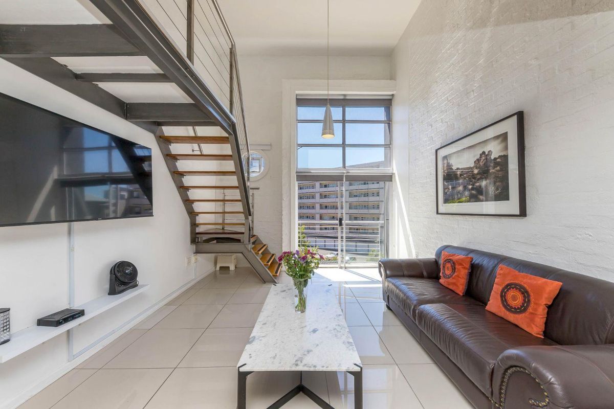 Sunny, Airbnb-Friendly Double-Volume Loft with Undercover Parking - Photo 5