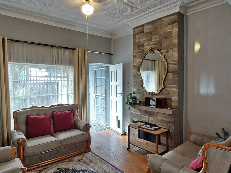 Family Home with Guest Suite and Flatlet. - Photo 3