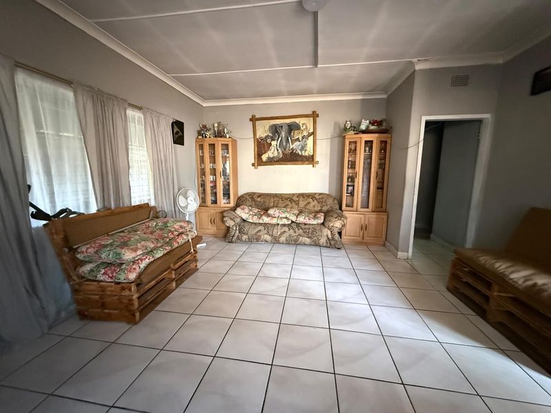 3 Bed, 2 bath house and 4 Flatlets in East Lynne - Photo 5