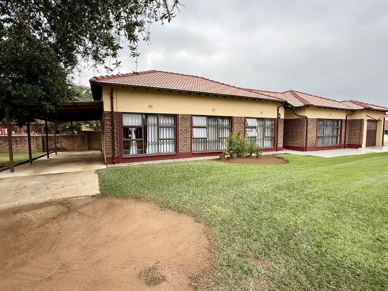 3 bedroom house for sale in good area of Vryheid - Photo 2