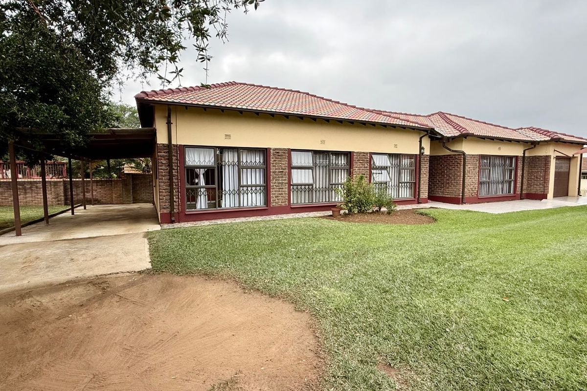 3 bedroom house for sale in good area of Vryheid - Photo 2