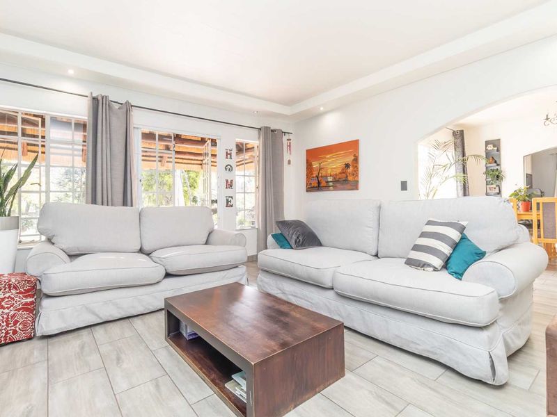 Large 3 bedroom Family Home with Flatlet, Study/Office & Pool on a 1,390m2 Stand in Boskruin. - Photo 10