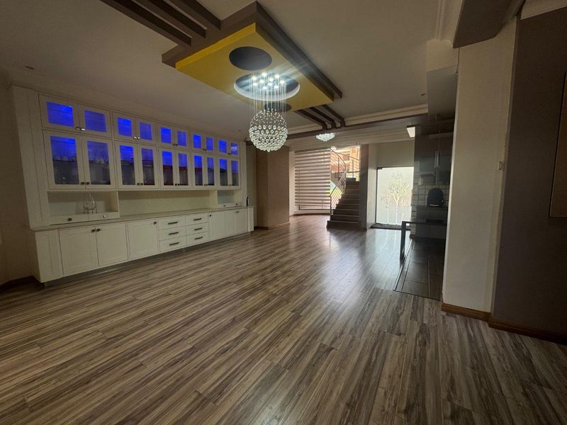 Elegant 6 Bedroom Double Storey Home With Cinema Room & Luxury Features - Photo 8