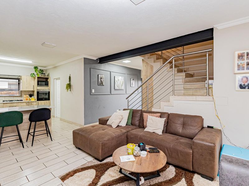 Modern Family Townhouse in Pretoria's Premier 24-Hour Security Estate! - Photo 2