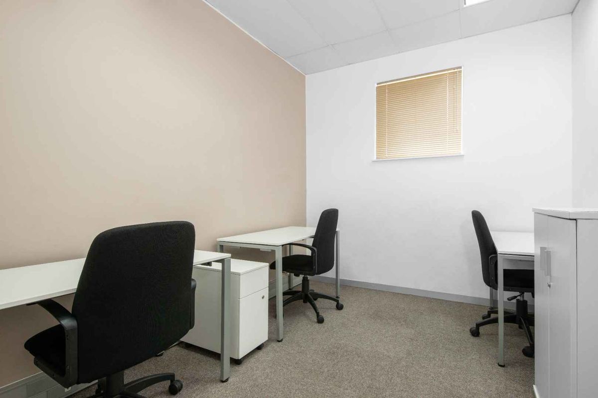 Fully serviced office space for you and your team in Regus East London - Photo 3