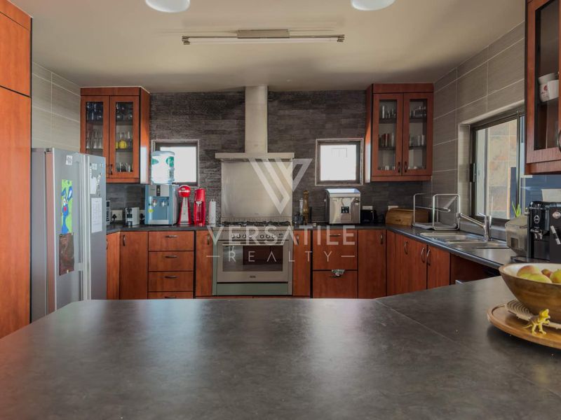 Luxury Beachfront Living – Exceptional 4 Bedroom Home with Unmatched Views - Photo 2