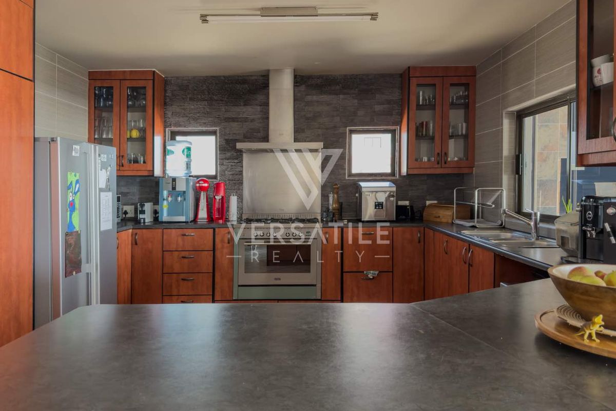 Luxury Beachfront Living – Exceptional 4 Bedroom Home with Unmatched Views - Photo 2