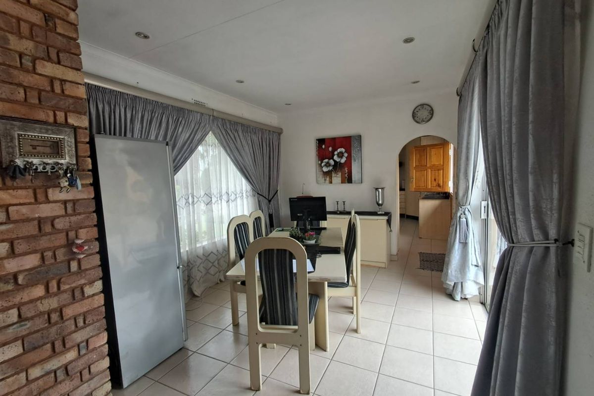 Dual Living Dream: Main House & Cottage for Family or Rental - Photo 3