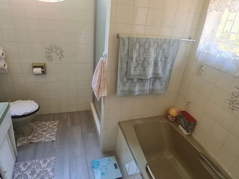 Spacious 4-Bedroom Family Home with Pool. - Photo 9