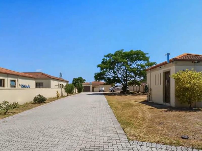 Lovely Townhouse: Secure Complex, Modern Comforts! - Photo 4