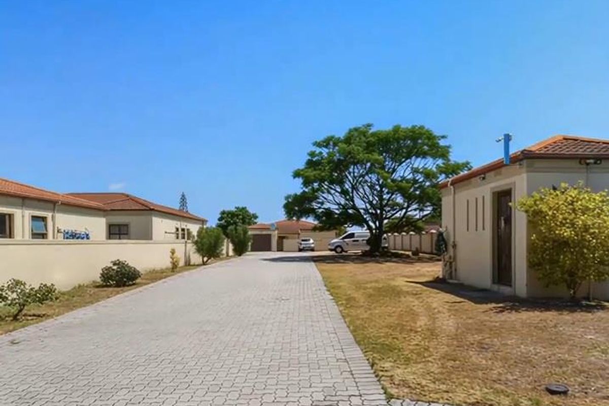 Lovely Townhouse: Secure Complex, Modern Comforts! - Photo 4