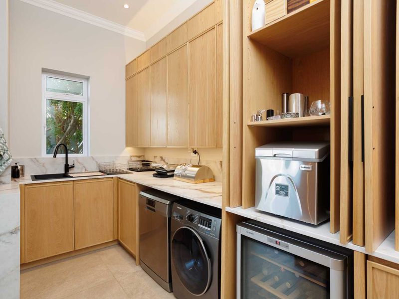 Exquisite Five-Bedroom Lakefront Living on Lake Clement - Photo 7