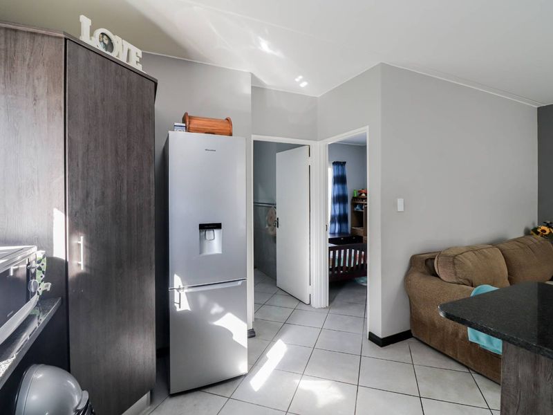 Modern Townhouse with Open Plan Living - Ground Floor Unit Next to Park - Photo 10