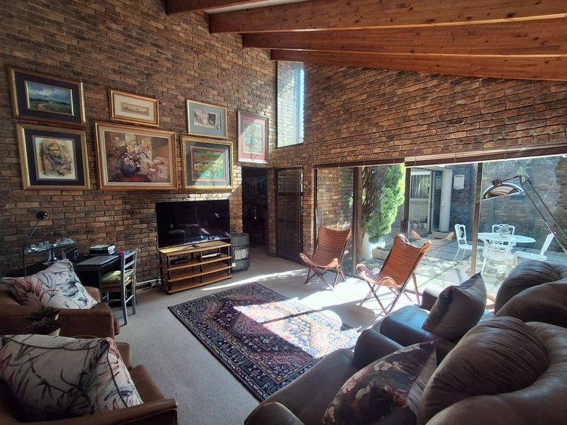SPACE, STYLE AND ENTERTAINMENT - A FAMILY HOME WITH SO MUCH TO OFFER - Photo 9