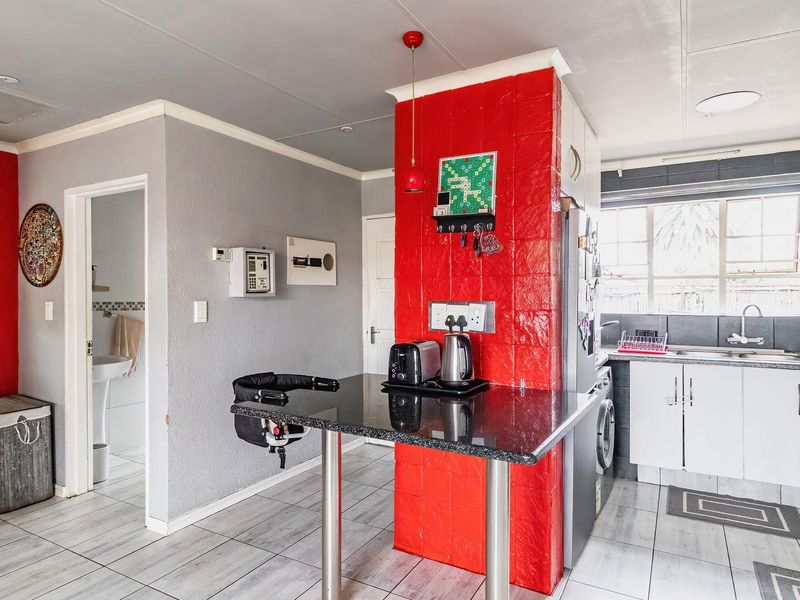 First Floor 2-Bedroom with a Balcony & Carport! - Photo 4