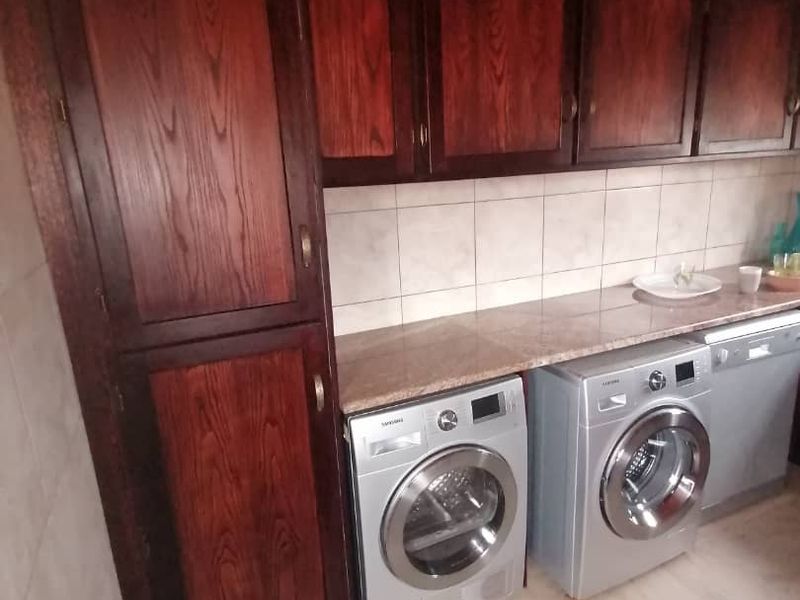 This neat and well maintaned house is for the bigger family. - Photo 9