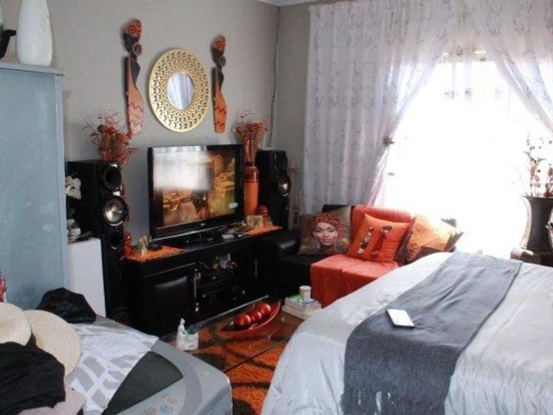 Endless Possibilities: 3-Bed Home & 7 Rental Units! - Photo 6