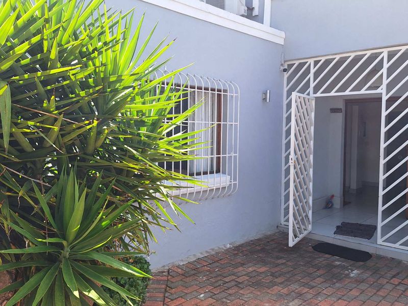 Beautiful 5 Bedroom Home With Cottage - Photo 4