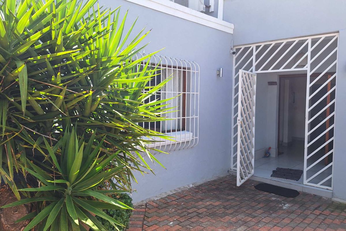 Beautiful 5 Bedroom Home With Cottage - Photo 4