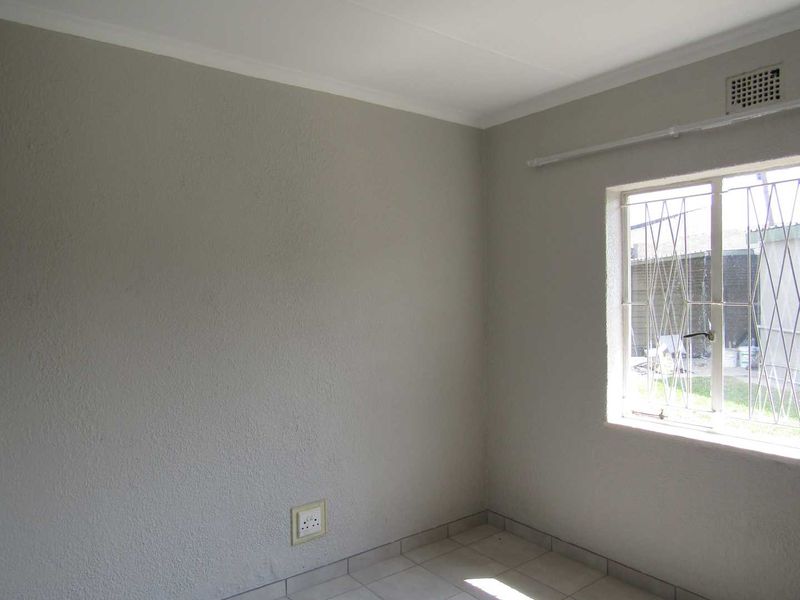 Newly renovated Home with Flat Let - Photo 9