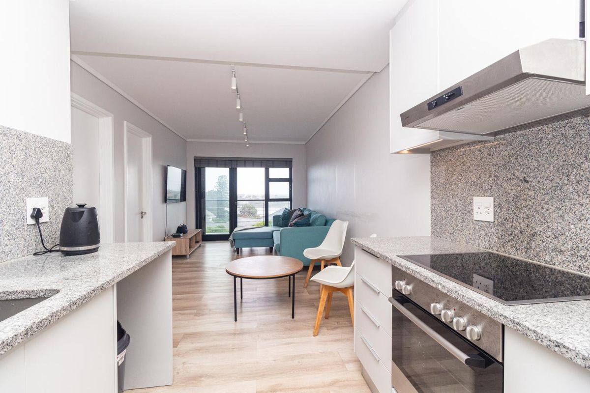 Two Bedroom Apartment With Lovely Views - Photo 3