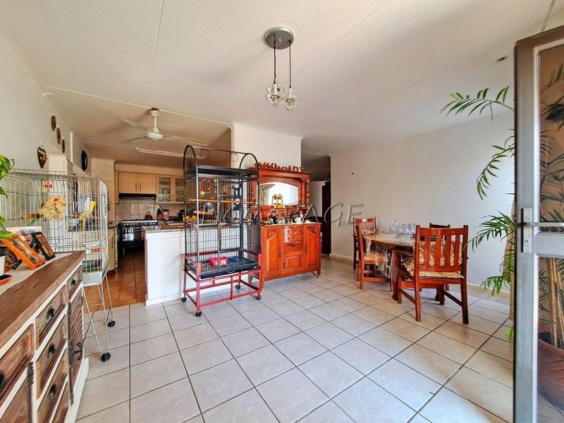 Central, Walvis Bay:  Spacious Corner 3 Bedr Home with 2 Bedr Flat is for Sale - Photo 8