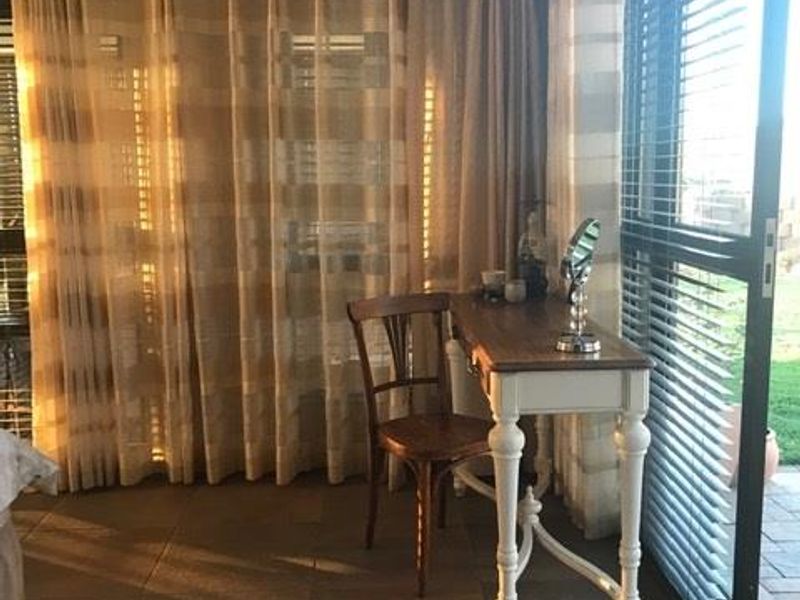 Luxurious Family Home with Pool, Flat & Triple Garage! - Photo 9