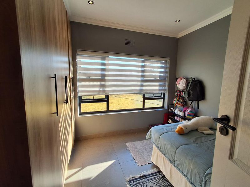 Newly Renovated 4 Bedroom Family Home with Versatile Flatlet - Photo 5