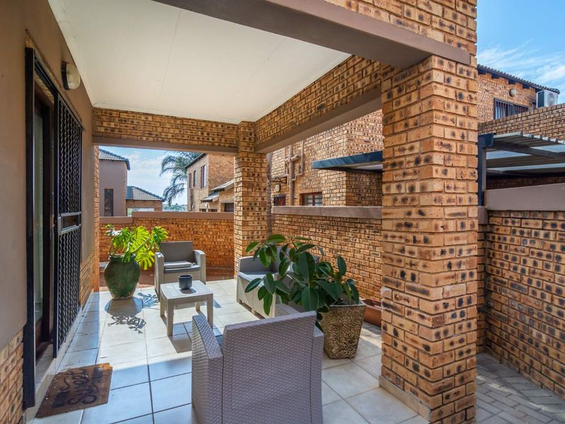 Stunning duplex townhouse For Sale in Willowbrook - Photo 10