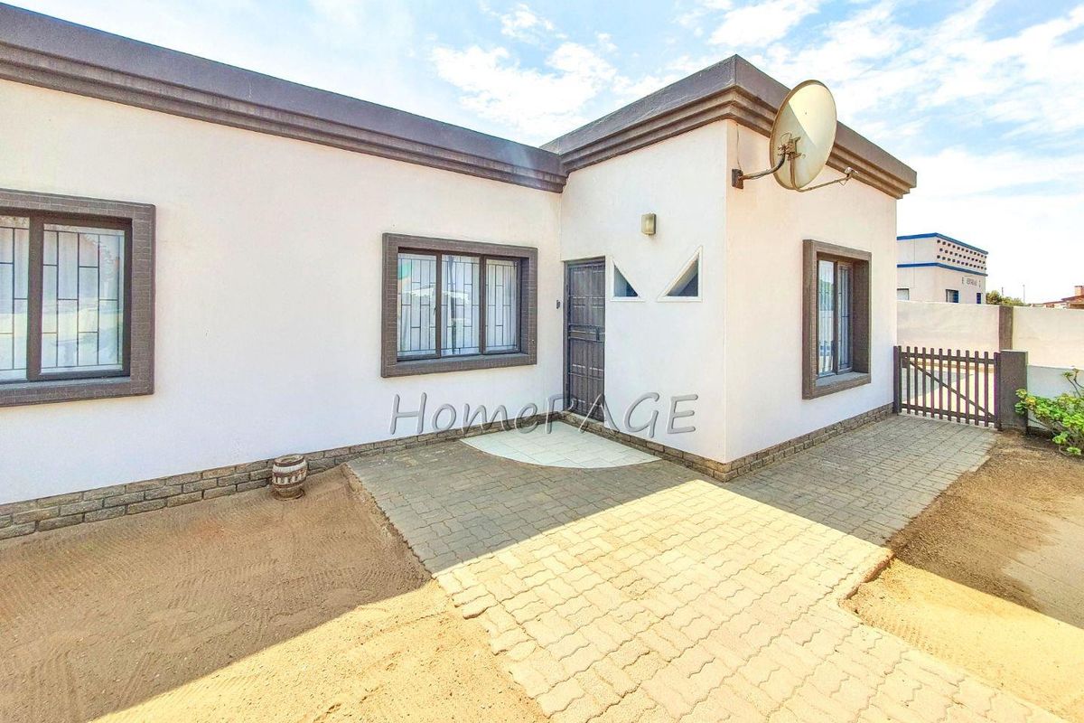 Ext 6, Henties Bay:  3 Bedr Home with 4 Car Garage is for Sale - Photo 3