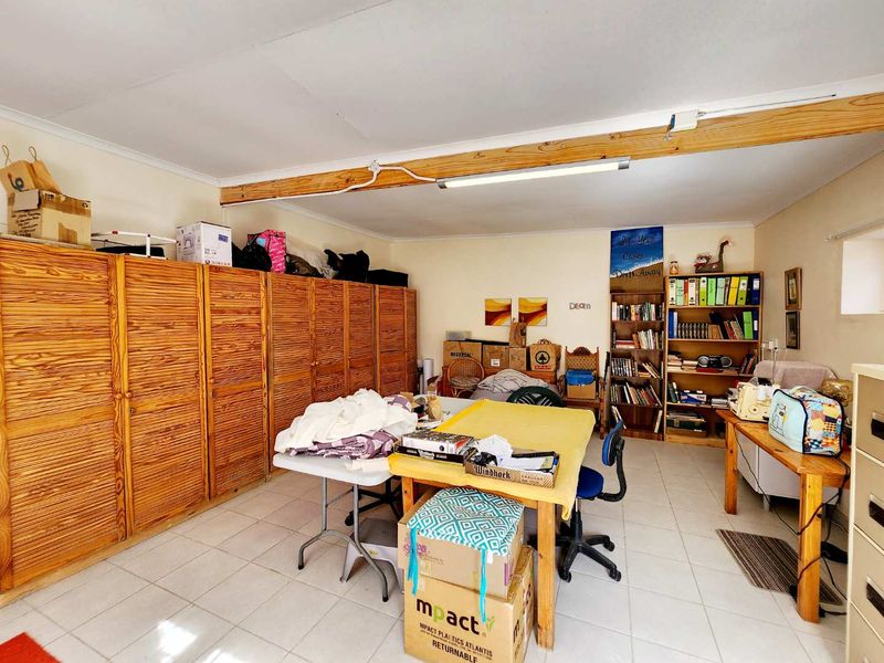 Corner property with 2 flats. - Photo 3