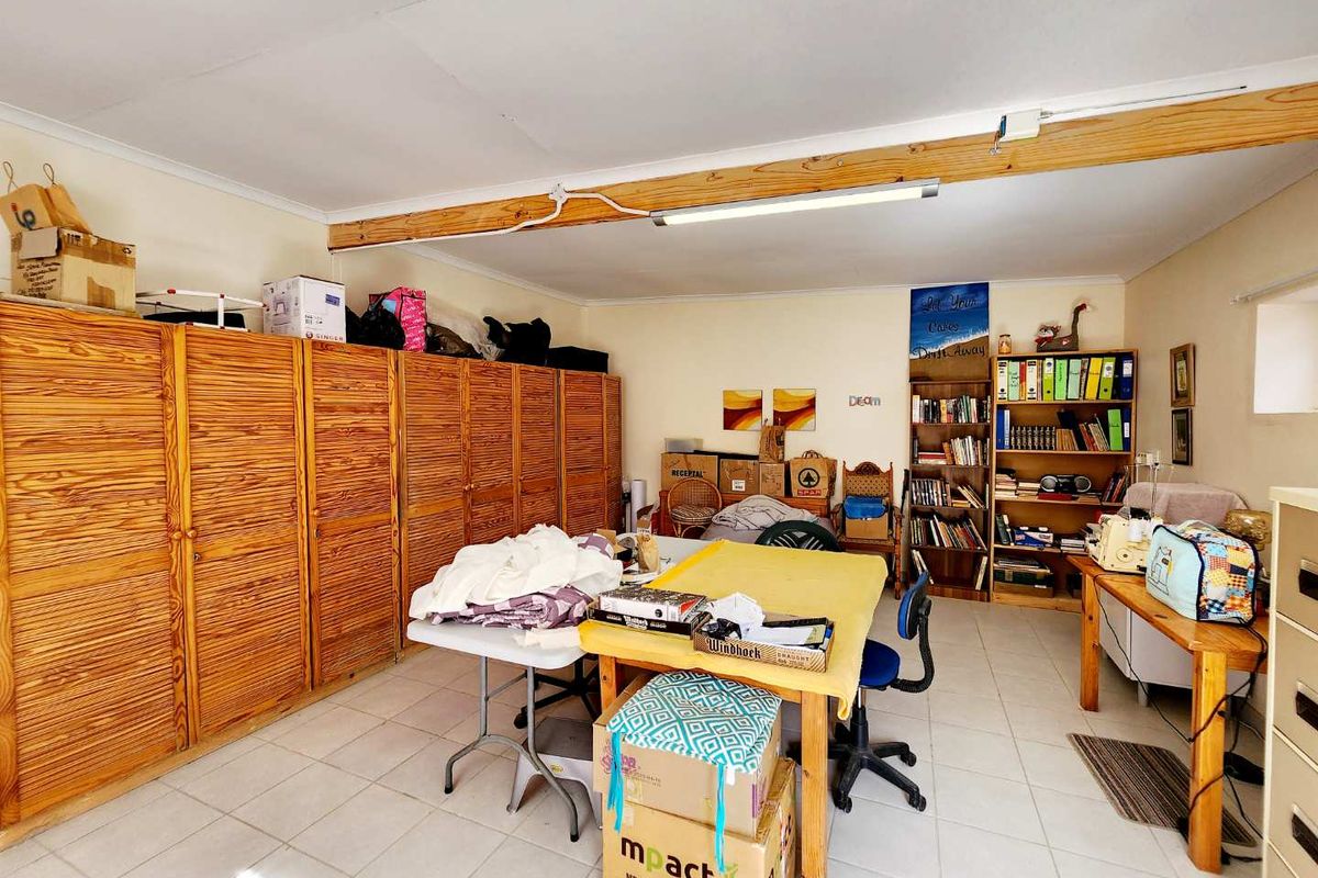 Corner property with 2 flats. - Photo 3