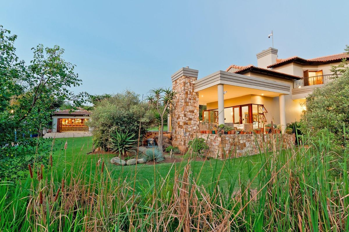 PERFECTLY PRIVATE ENTERTAINER HOME, OOZING WITH CHARACTER AND CHARM WITH A GORGEOUS BREATH-TAKING VIEW - Photo 2